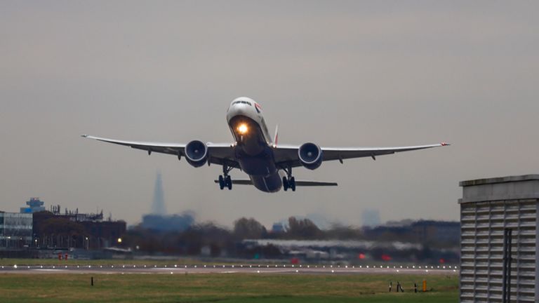LONDON, VEREINIGTES KÖNIGREICH - 19. NOVEMBER 2021: Eine Boeing 777 (G-STBC) von British Airways startet vom Flughafen Heathrow.  Bild: iStock
