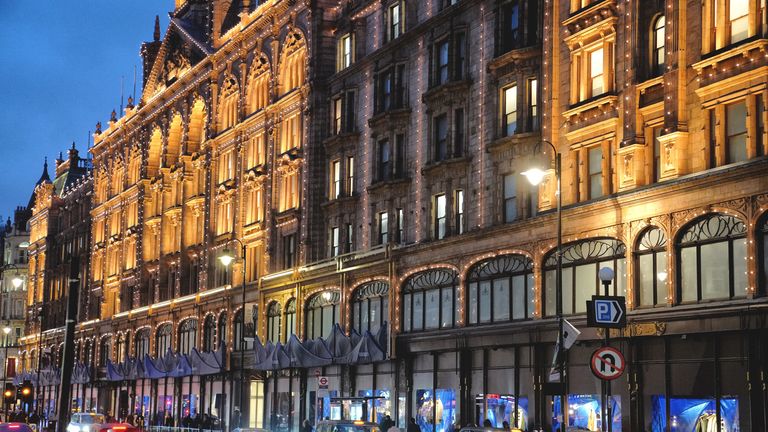 Brompton Road, Knightsbridge, Kensington And Chelsea, London, Inggris, Britania Raya, Britania Raya - Februari 2024. Toserba Harrods yang terkenal di London. Bangunan Harrods saat ini dibangun pada tahun 1905. Detail khas gaya arsitektur Barok Edwardian.