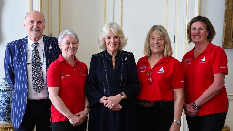 La reine Camilla avec les membres de l'équipage original de Maiden Yachting alors qu'elle organise une réception pour l'équipage de yachting « Maiden », à Clarence House à Londres, pour les féliciter pour leur victoire sans précédent de l'Ocean Globe Race et devenir le tout premier équipage entièrement féminin pour gagner une course à la voile autour du monde.  Date de la photo : lundi 29 avril 2024.

