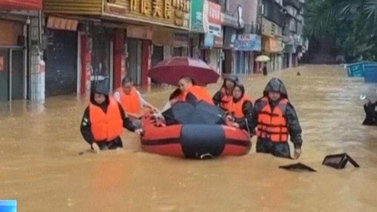 Heavy rainfall floods southern Chinese cities