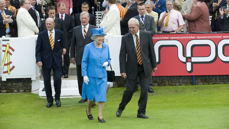 Derek Underwood with the Queen Elizabeth II at Lord&#39;s in 2009.