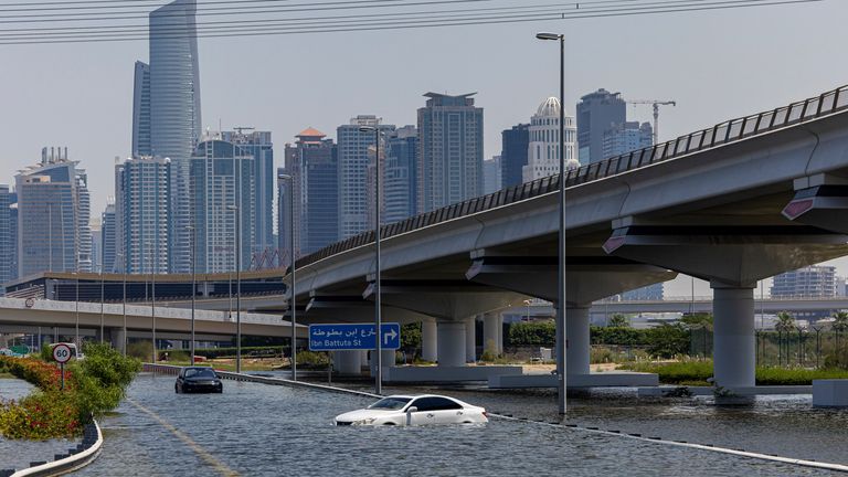 خودروهای رها شده در سیلاب های ناشی از باران شدید در جاده شیخ زاید دبی ایستاده اند.  عکس: AP