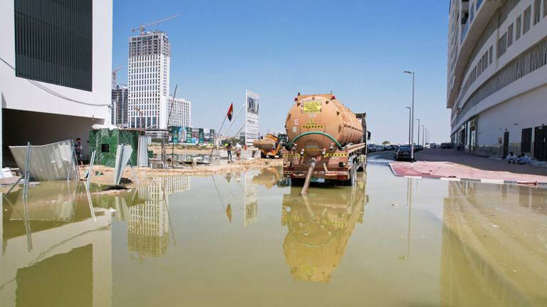 یک کامیون آب سیل را پس از باران شدید در دبی تخلیه کرد عکس: رویترز