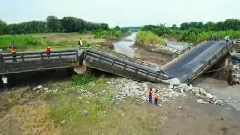 Bridge collapse causes injuries in Ecuador