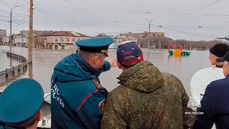 El ministro ruso de Situaciones de Emergencia, Alexander Korenkov (centro izquierda), se encuentra en un barco para monitorear los niveles del agua en Orsk.  Foto: AP