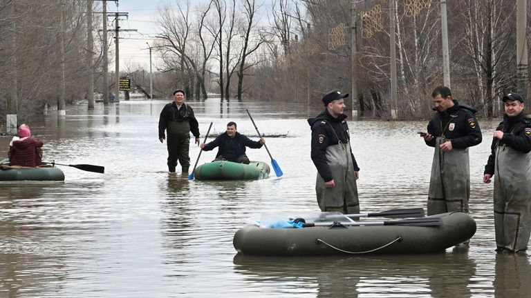 Los medios estatales dicen que el gobierno ruso declaró emergencia federal la situación en las zonas afectadas por las inundaciones de la región de Oremburgo.  Foto: AP