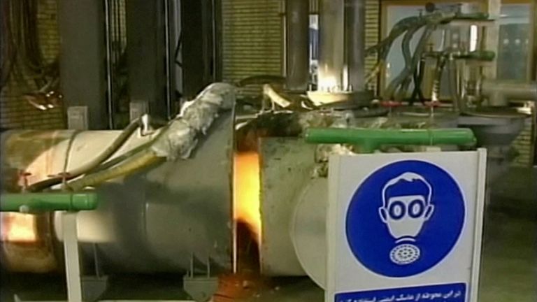 در این اسکرین شات که از یک ویدیو گرفته شده است، یک نما علامتی را در کنار یک کوره در تاسیسات هسته ای اصفهان، ایران، 30 مارس 2005 نشان می دهد.  تلویزیون رویترز از طریق رویترز