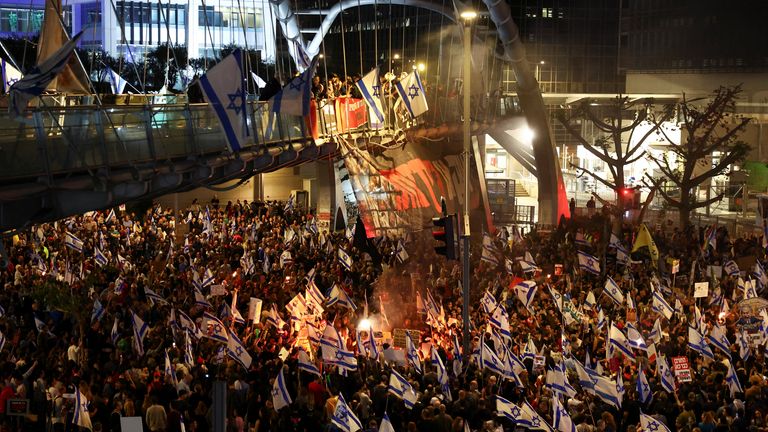 People attend a protest against Israeli Prime Minister Benjamin Netanyahu&#39;s government and to call for the release of hostages kidnapped in the deadly October 7 attack on Israel by the Palestinian Islamist group Hamas from Gaza, in Tel Aviv, Israel, April 6, 2024. REUTERS/Hannah McKay