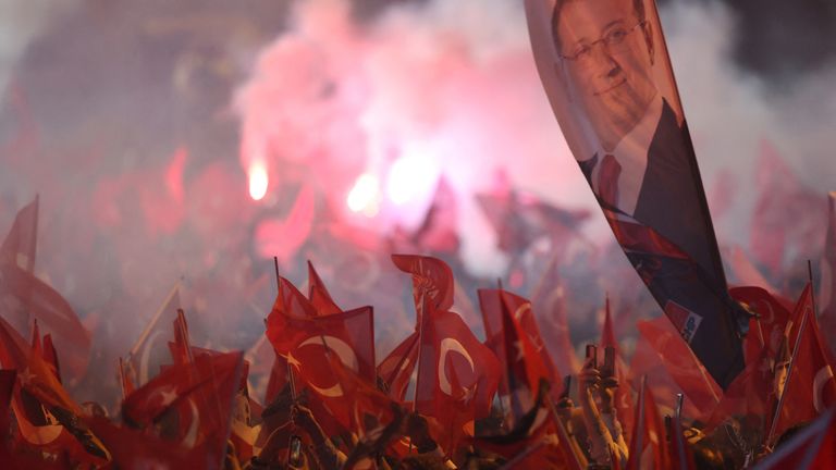 Supporters of Istanbul Mayor Ekrem Imamoglu, mayoral candidate of the main opposition Republican People&#39;s Party (CHP), celebrate following the early results in front of the Istanbul Metropolitan Municipality (IBB) in Istanbul, Turkey March 31, 2024. REUTERS/Umit Bektas TPX IMAGES OF THE DAY