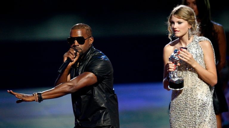 2009 年的 MTV VMA 时刻，坎耶 (Kanye) 与斯威夫特 (Swift) 发生了争执。 图。 路透社