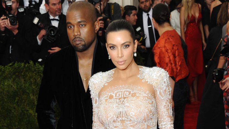 金·卡戴珊 (Kim Kardashian) 与前夫坎耶·韦斯特 (Kanye West) 穿着 Roberto Cavalli 的作品出席 2015 年纽约 Met Gala。 图片：Rex/Startraks/Shutterstock