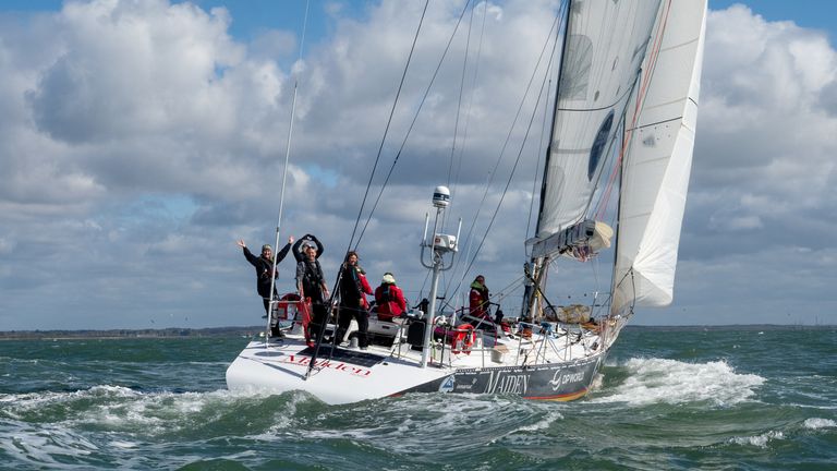 由 The Maiden Factor 发布的未注明日期的讲义照片，由来自西约克郡奥特利的希瑟·托马斯 (Heather Thomas) 担任船长的 13 名国际水手组成的船员（其中五名英国人）在他们的游艇上完成了海洋环球帆船赛。  2023-24 年海洋环球帆船赛旨在纪念第一届惠特布莱德环球帆船赛 50 周年，共有代表 8 个国家的 14 艘船只参加。 发布日期：2024 年 4 月 16 日星期二。


