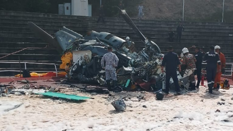 马来西亚皇家海军阅兵彩排期间，两架直升机在空中相撞，造成十人死亡。 图：霹雳州消防救援局。