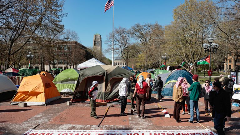 A coalition of University of Michigan students is camping at an encampment in Diag to pressure the university to divest its endowments from companies that support Israel or that could profit from the ongoing conflict between Israel and the Hamas on the University of Michigan campus in Ann Arbor, Michigan.  , United States, April 25, 2024. REUTERS/Rebecca Cook