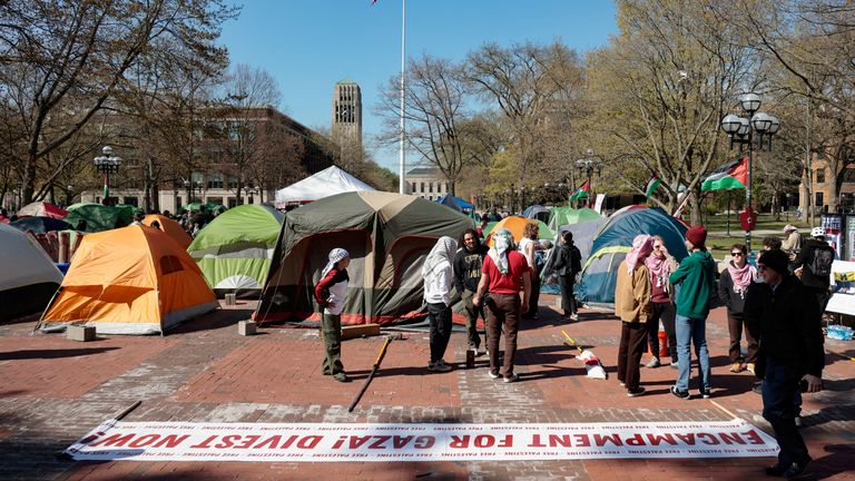 密歇根州学生在Diag的一个营地，在抗议活动中向大学施压。
图片：路透社