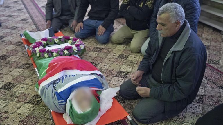 جسد عمر اسد در مراسم تشییع او
