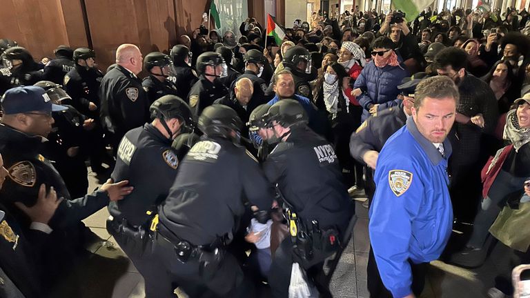 2024 年 4 月 22 日星期一晚上，纽约市警察局官员在纽约大学一个由学生领导的营地外逮捕了亲巴勒斯坦抗议者。抗议和营地的建立是为了要求该大学从武器制造商和以色列政府撤资。（美联社照片/诺琳·纳西尔）