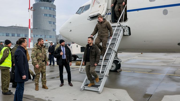 رئیس جمهور زلنسکی در سال 2022 از هواپیما در فرودگاه Rzeszow-Jasionka در لهستان پیاده می شود. عکس: رویترز