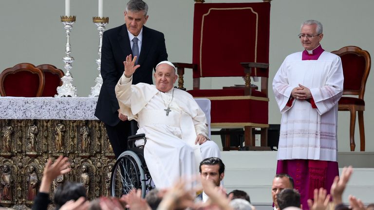 Pope Francis waves in Saint Mark&#39;s Square on the day he celebrates the Holy Mass, in Venice, Italy, April 28, 2024. REUTERS/Claudia Greco