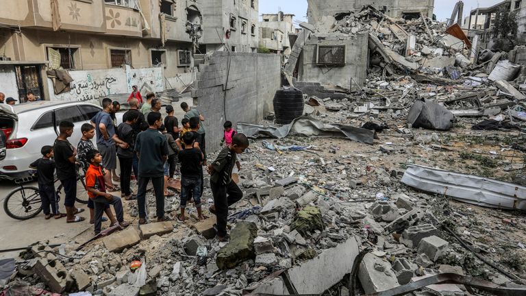 29 avril 2024, Territoires palestiniens, Rafah : des enfants palestiniens inspectent la destruction massive de la maison appartenant à la famille Al-Khatib après le bombardement par des avions de guerre israéliens.  Photo : Abed Rahim Khatib/picture-alliance/dpa/AP Images


