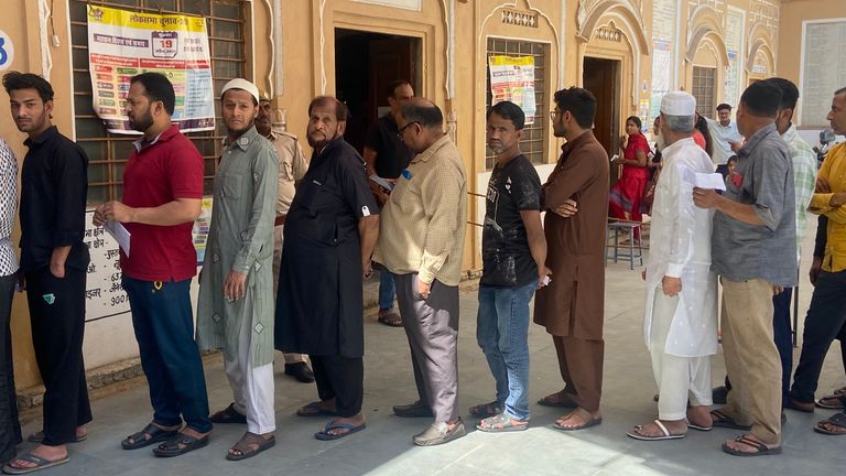 رای دهندگان در صف راجستان. 