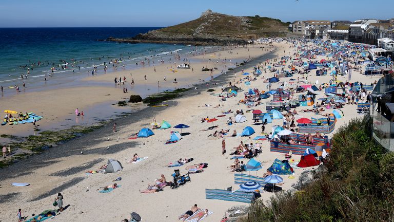Une vue générale de la plage de Porthmeor par temps chaud à St Ives, Cornwall, Grande-Bretagne, le 7 août 2022. REUTERS/Tom Nicholson