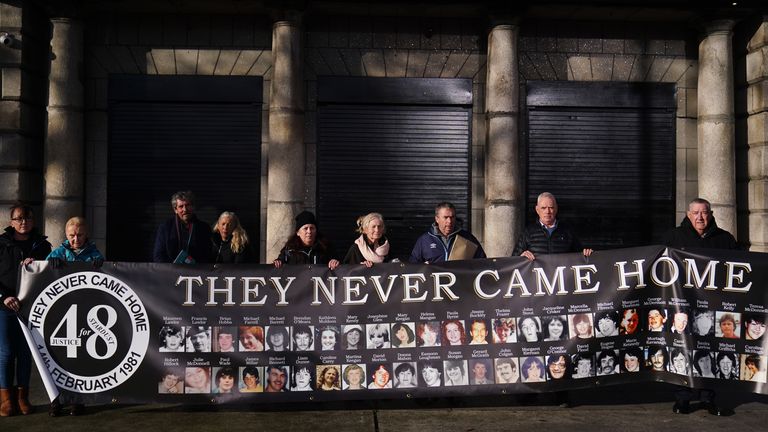 اعضای خانواده قربانیان تراژدی استارداست به همراه حامیان خود برای پانزدهمین جلسه پیش از بازجویی در سال 2022 به بنیاد روتوندا در دوبلین می‌رسند. تصویر: PA