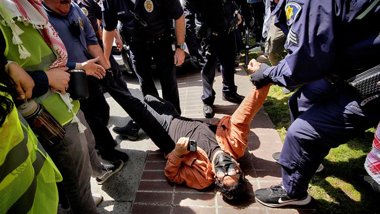 یک معترض در دانشگاه کالیفرنیای جنوبی بازداشت شد.  عکس: AP