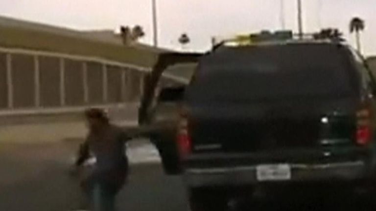 Suspect exits moving car while officers pursue driver in Texas