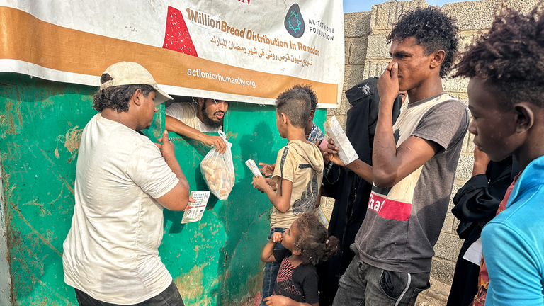 People collecting food in Yemen