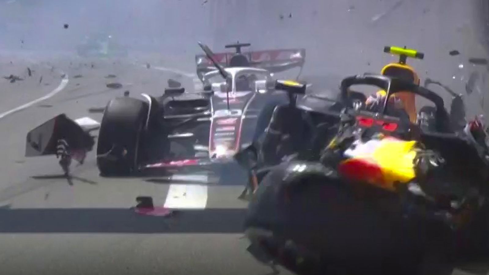 Огромна катастрофа със скорост 160 мили в час на Голямата награда на Монако спря състезанието от Формула 1