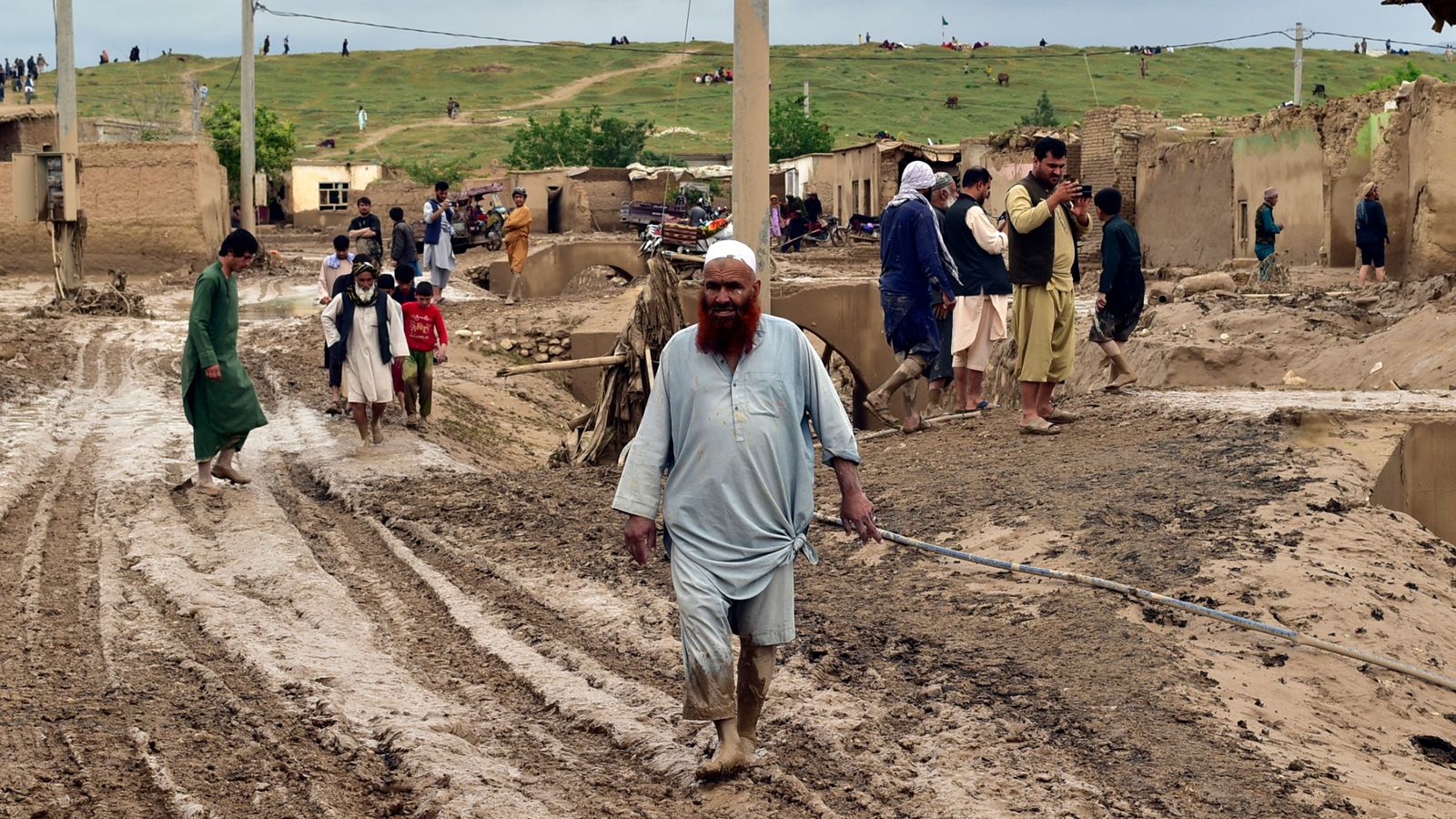 Внезапни наводнения убиха най-малко 300 души в Афганистан след обилни сезонни дъждове