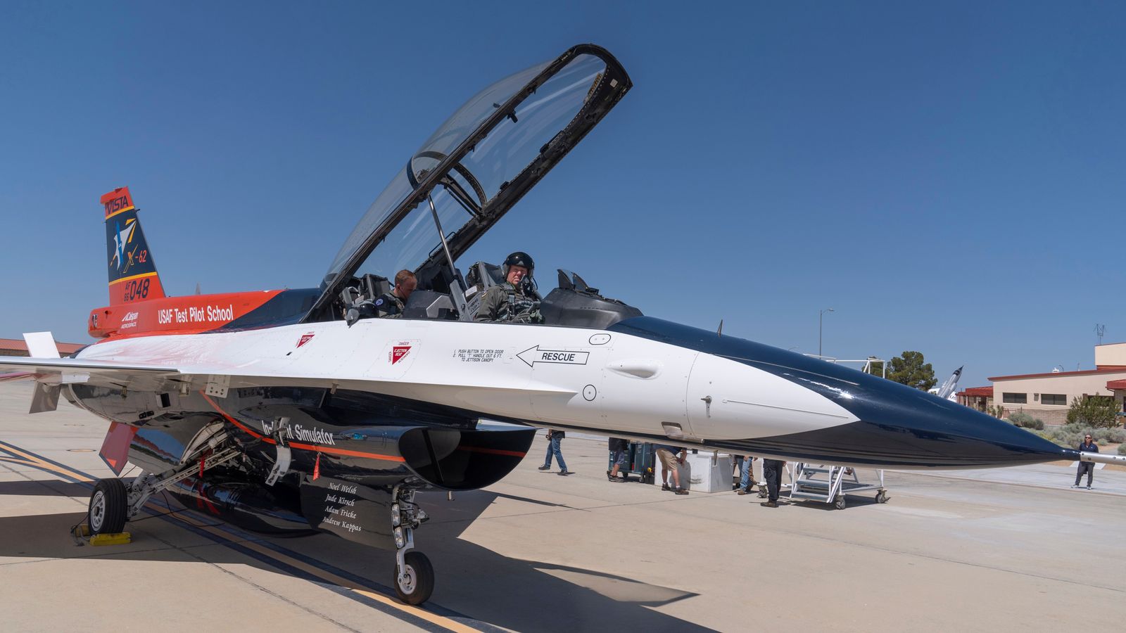 F-16, управляван от изкуствен интелект, превзема лидера на американските военновъздушни сили за високоскоростно пътуване - докато той подкрепя технологията за изстрелване на оръжия