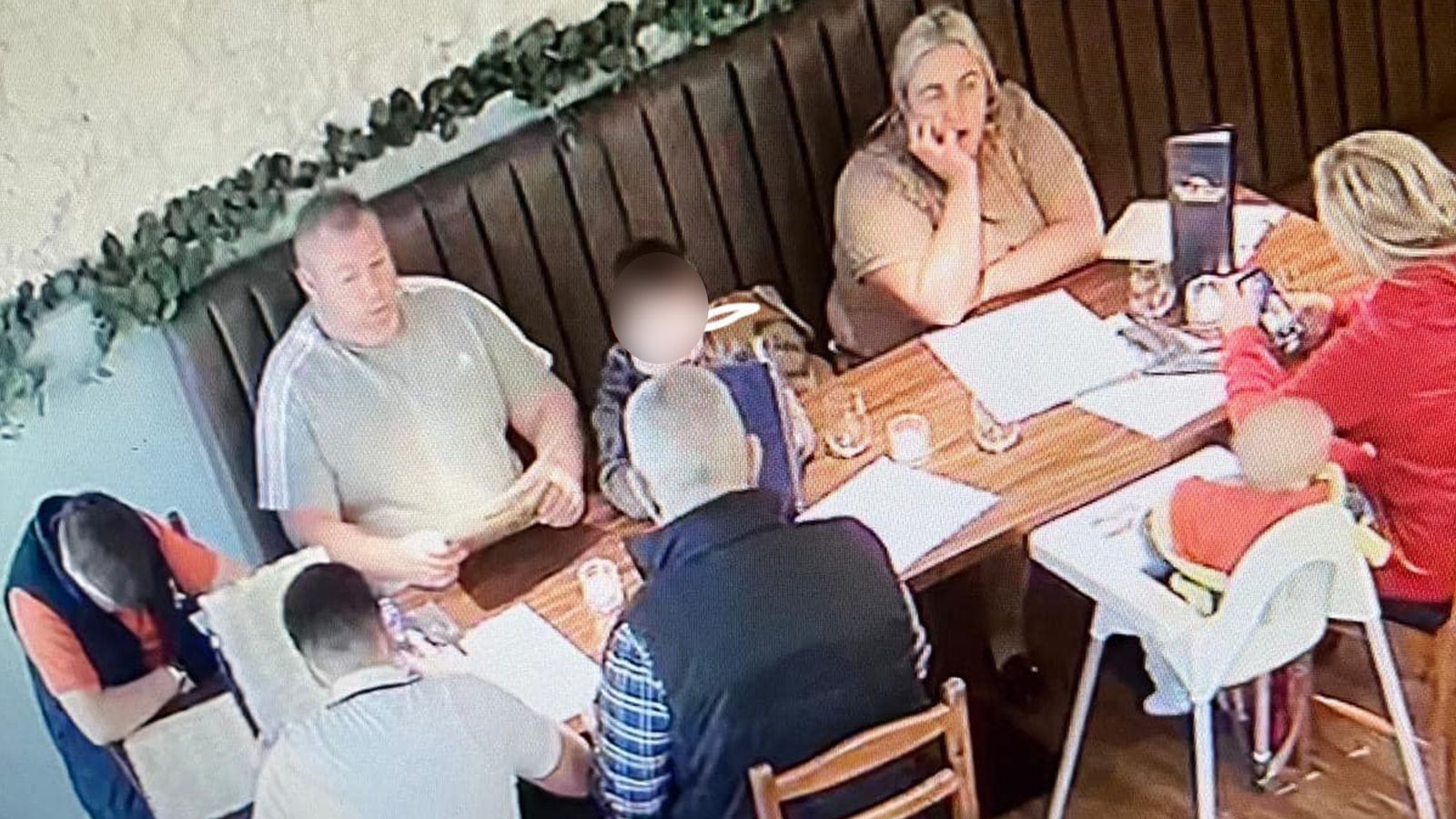 Двойката „Dine and dash“ напусна ресторанти, без да плати сметки на стойност £1000