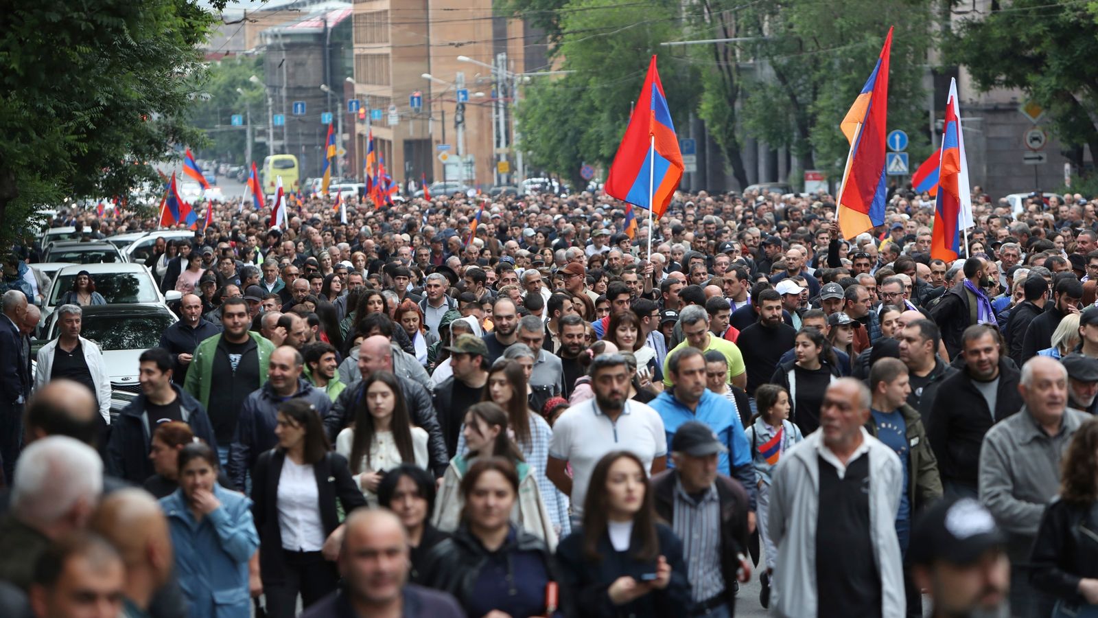 Арменците призовават за оставката на премиера Никол Пашинян, след като граничните села бяха предадени на Азербайджан
