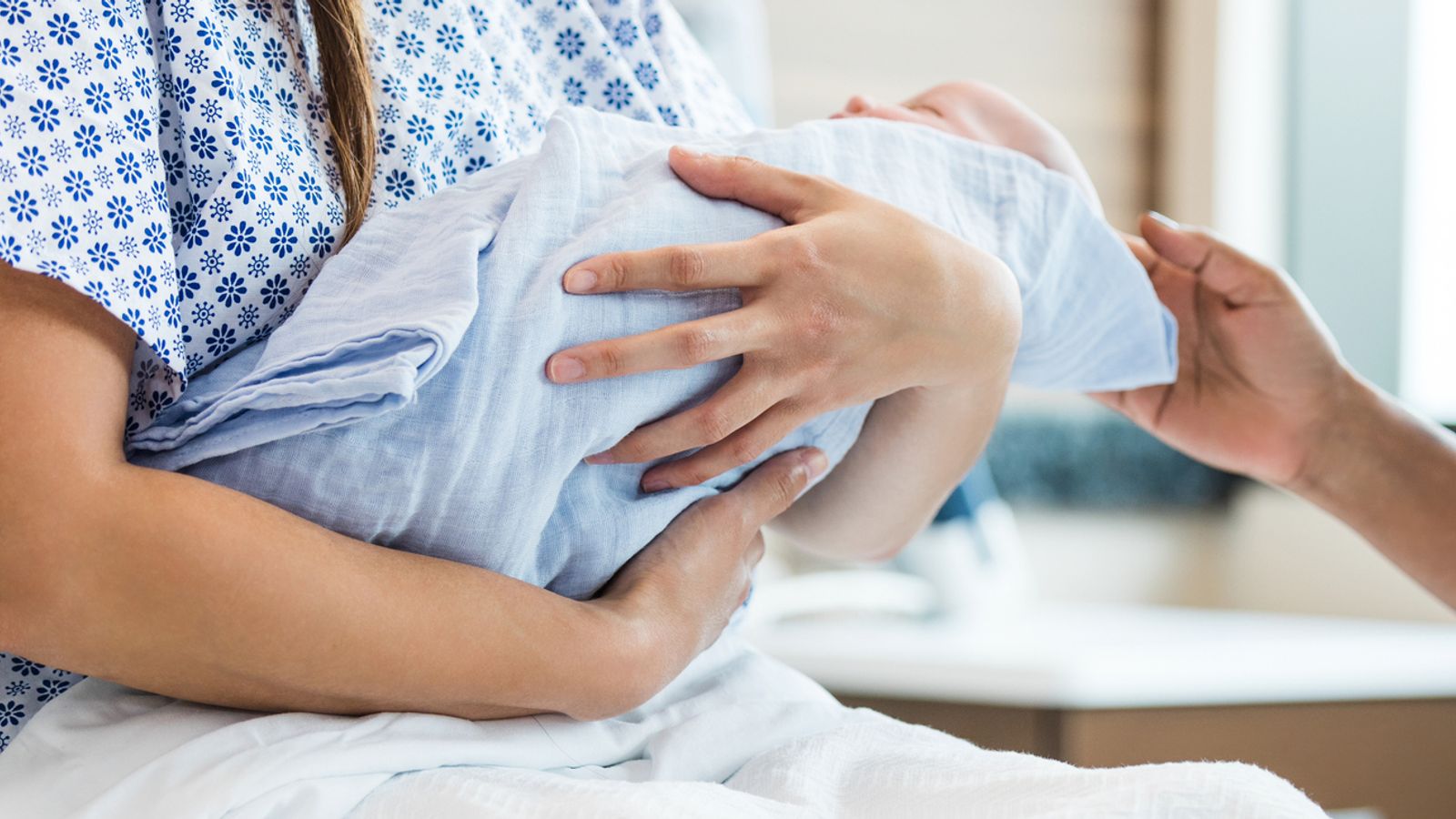 Министърът на здравеопазването се извинява, тъй като докладът за травма при раждане установява „шокиращо лошо качество“ на грижите за майчинство
