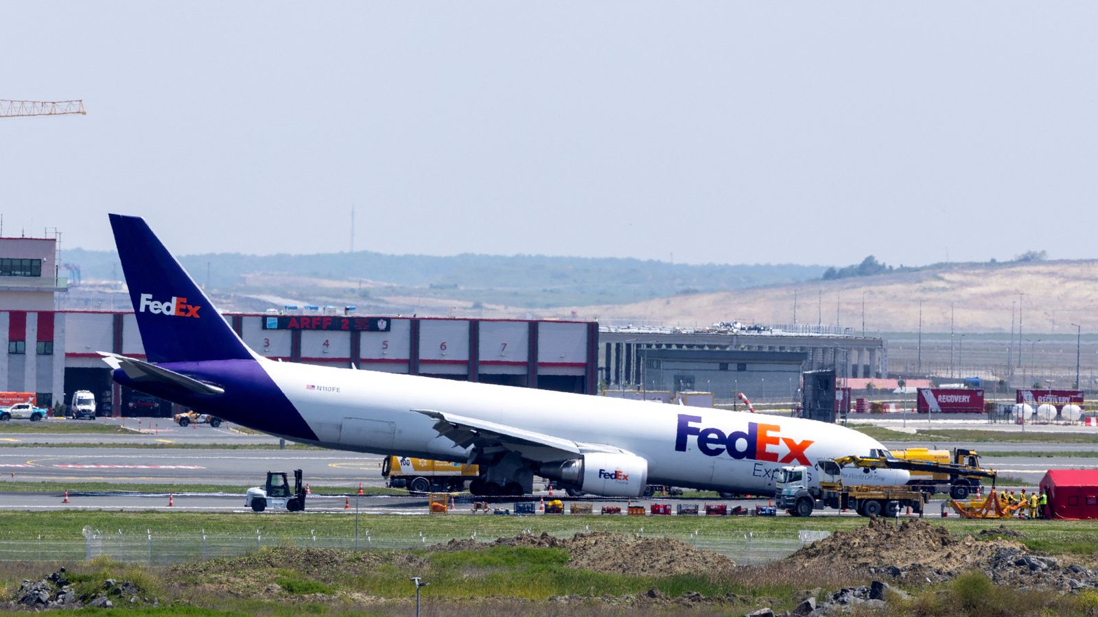 Летище Истанбул: Хвърчат искри, докато товарен самолет на Боинг се влачи през пистата