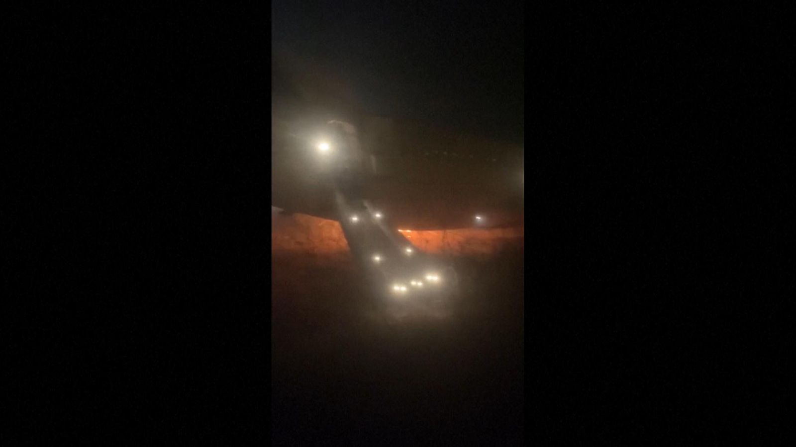 Самолет се запали и се плъзна от пистата в Сенегал, ранявайки най-малко 10 души