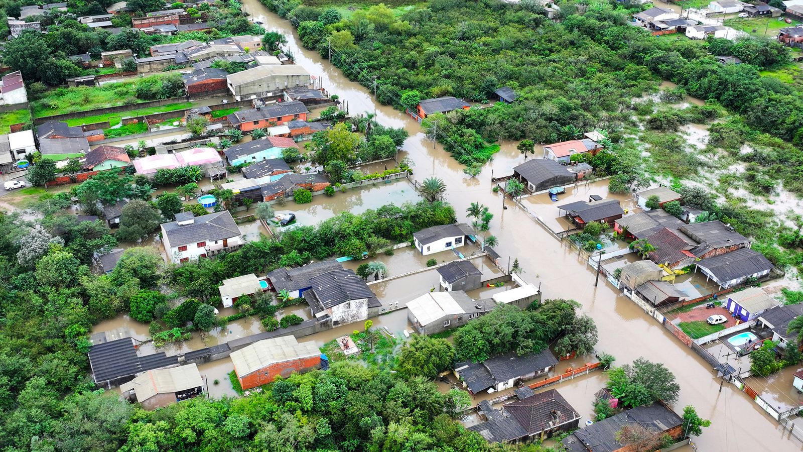 Наводнения в Бразилия: 29 души загинаха и още хиляди бяха разселени