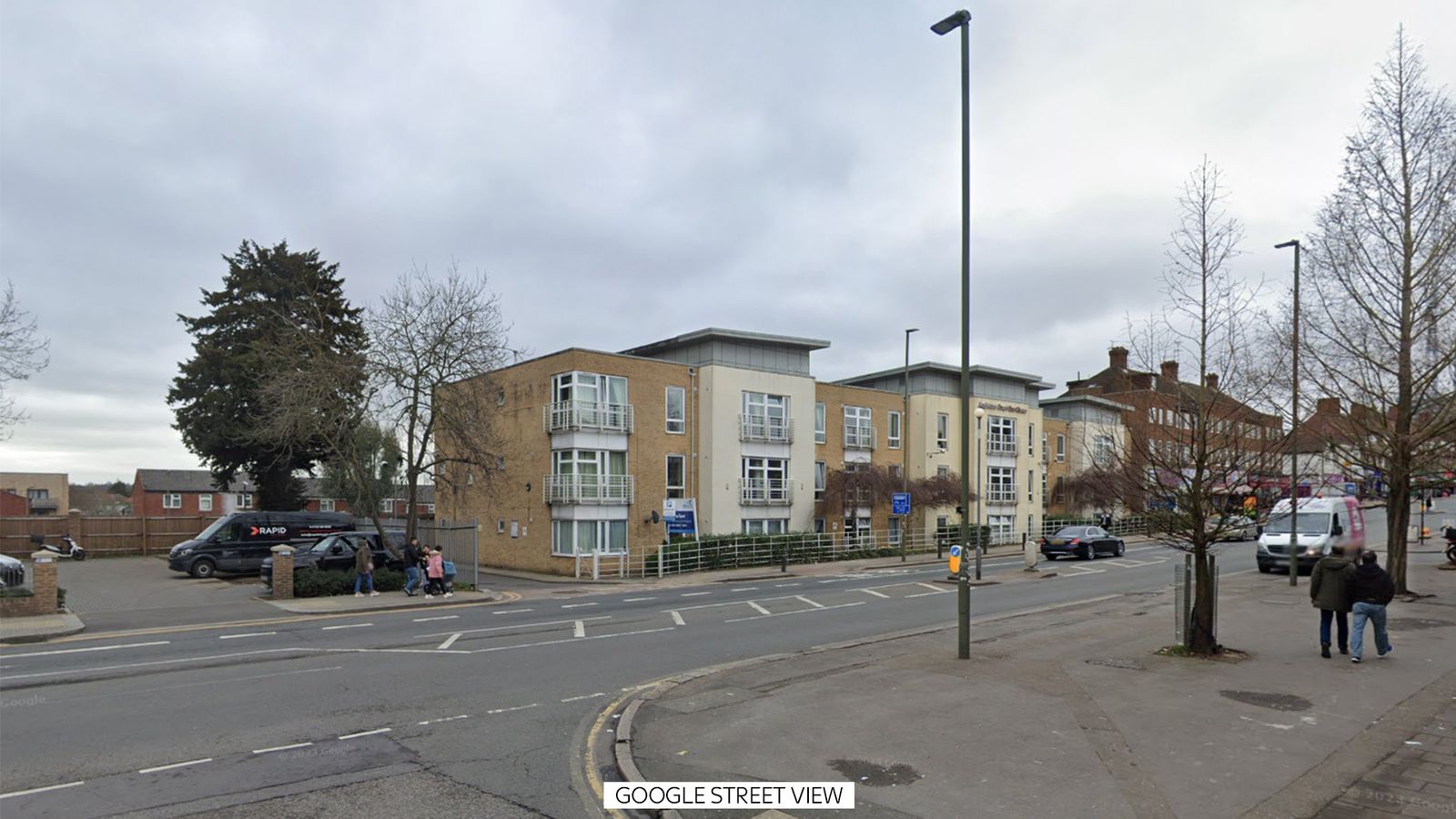 Мъж, арестуван по подозрение за убийство, след като жена беше намушкана до смърт в Edgware, северен Лондон