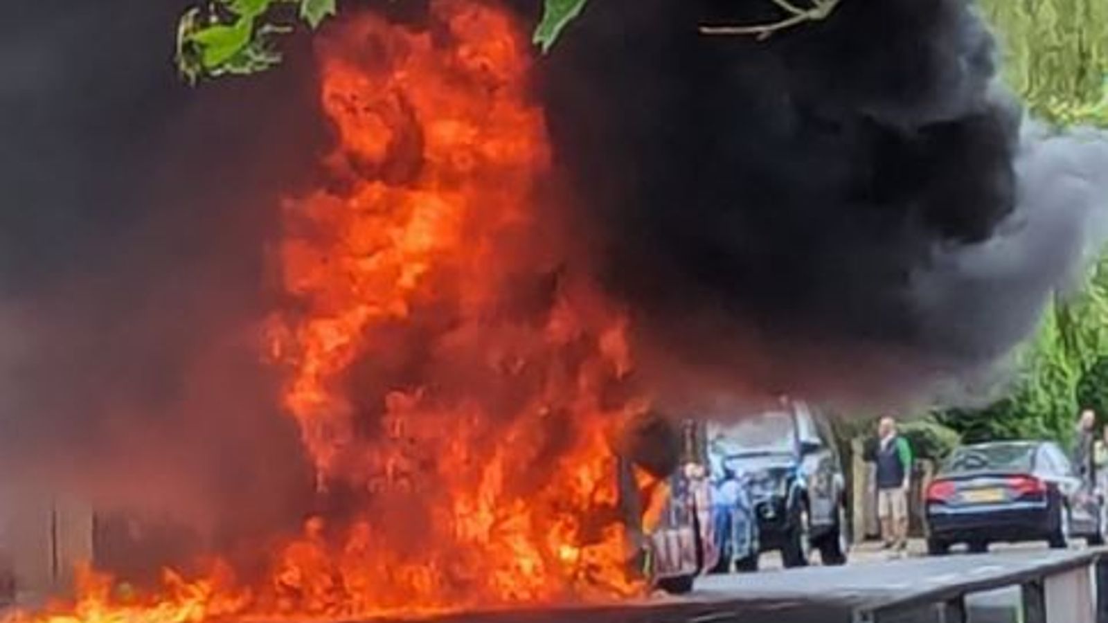 Пет пожарни коли се борят с пожара на автобус на Richmond Road в Туикенхам