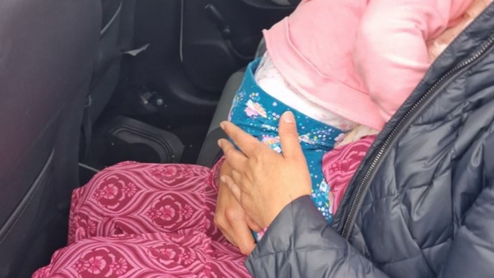 Малко дете е намерено да спи в скута на пътника без предпазен колан