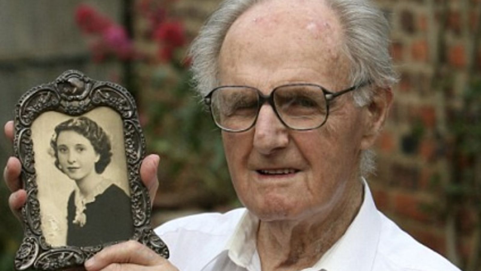 D-Day: `Акт на любов спаси моя дядо` - как снимка в рамка на съпругата на ветеран спаси живота му