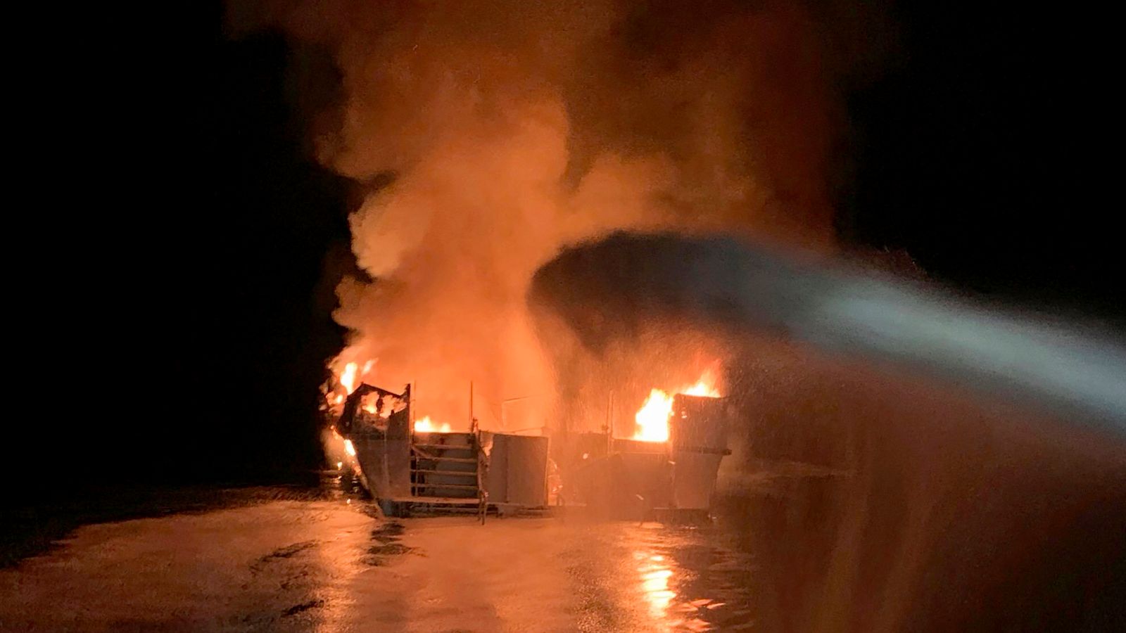 Капитанът на лодка в Калифорния беше арестуван заради пожар, убил 34 души