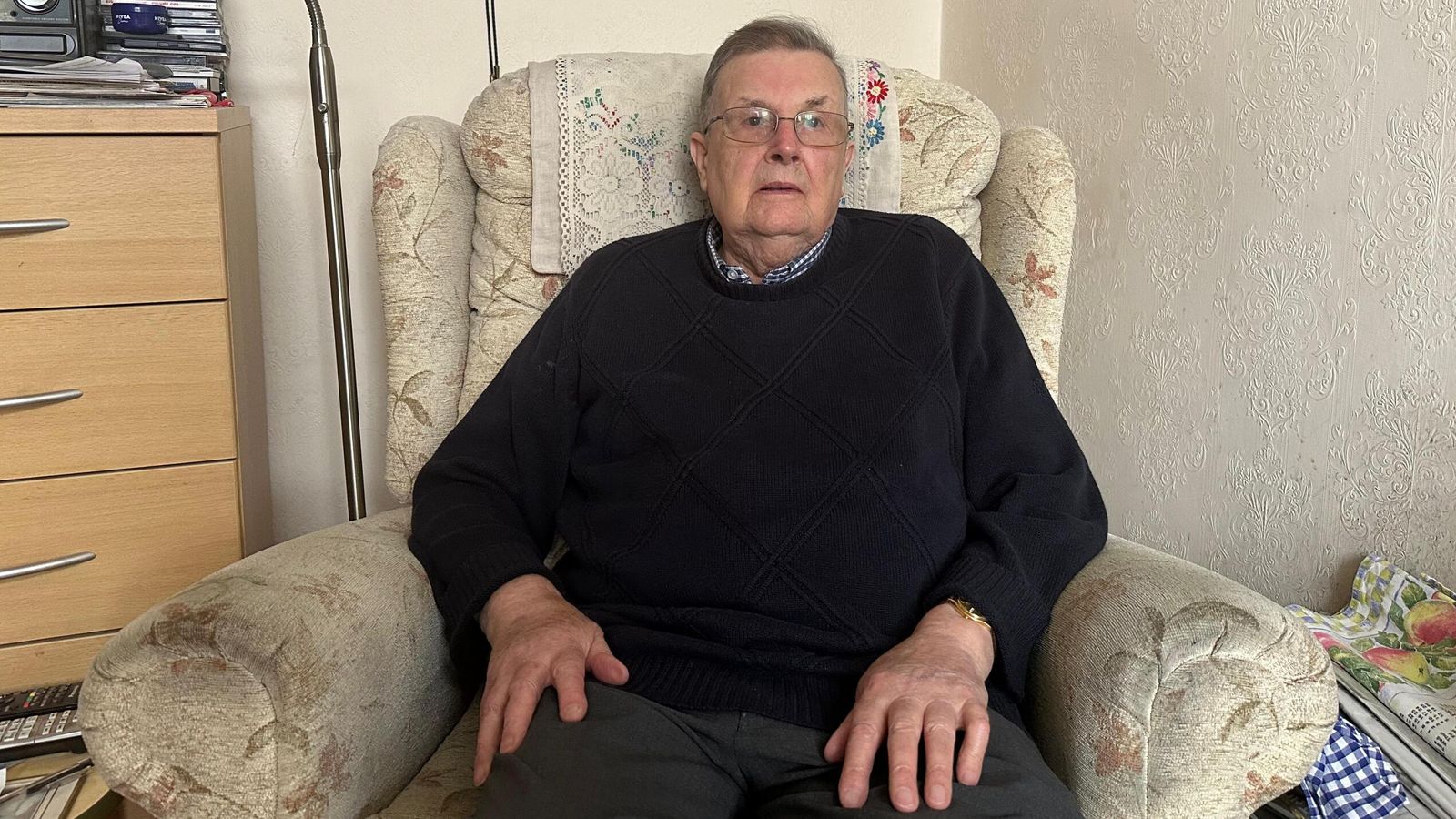 Пенсионер, 90, ударен със сметка от £17 000 за наем на земя - тъй като следващото правителство е изправено пред призив за премахване на „средновековната система за наем“