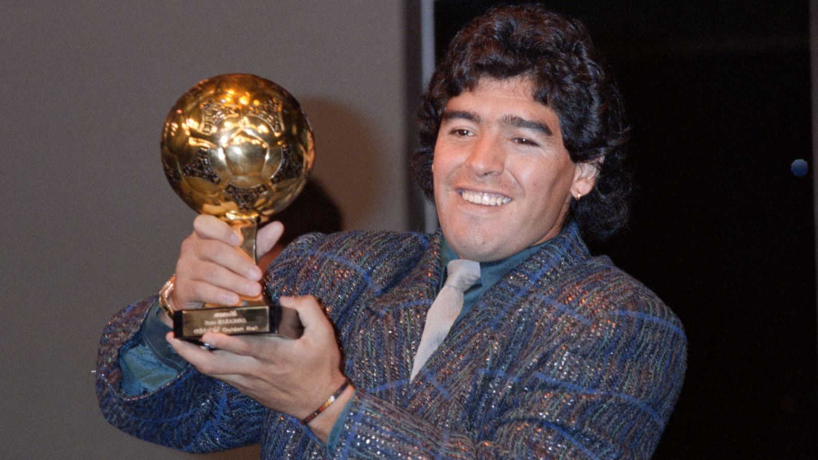 Трофеят Златната топка на Марадона, който мистериозно изчезна, се появява отново - и е готов да бъде продаден