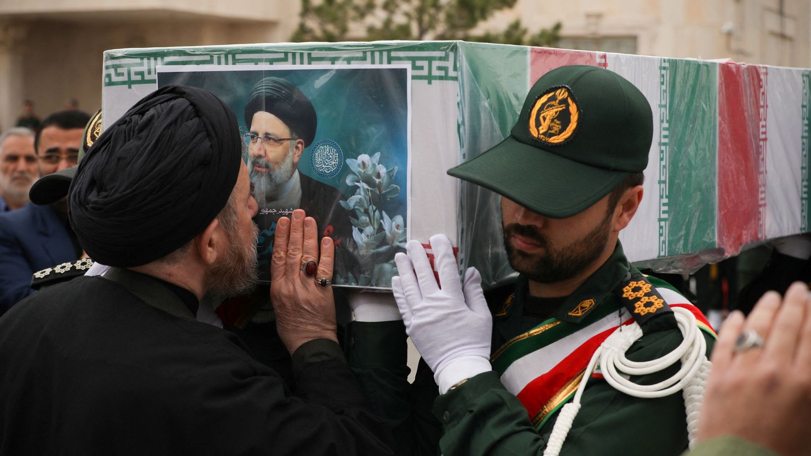 Иранците са „призовани да скърбят“ за президента Ебрахим Раиси с началото на погребалните събития