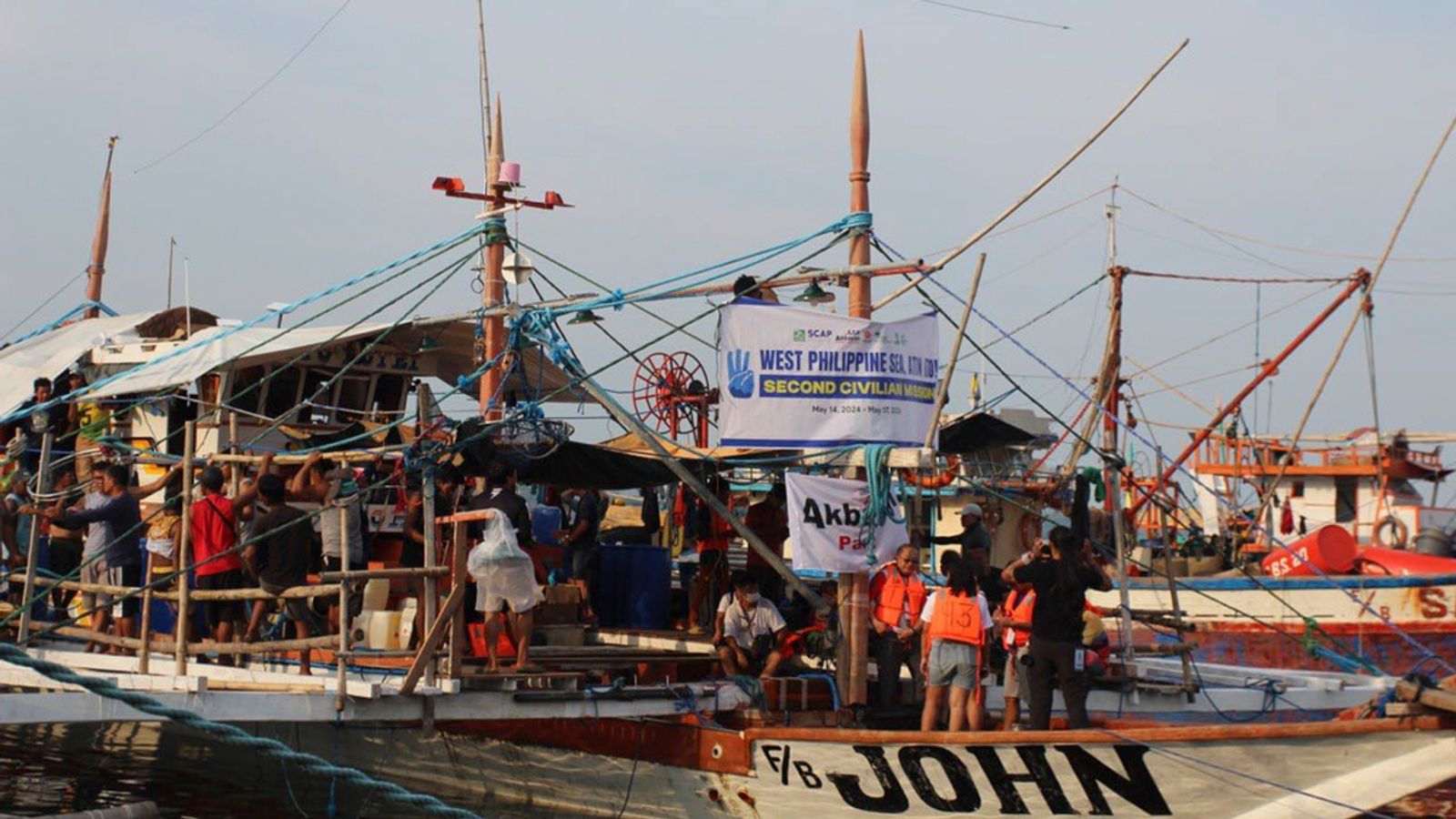 Филипински кораби, разположени, за да наблюдават как активисти плават към оспорваната риболовна зона Скарбъроу Шол, докато напрежението в Китай расте