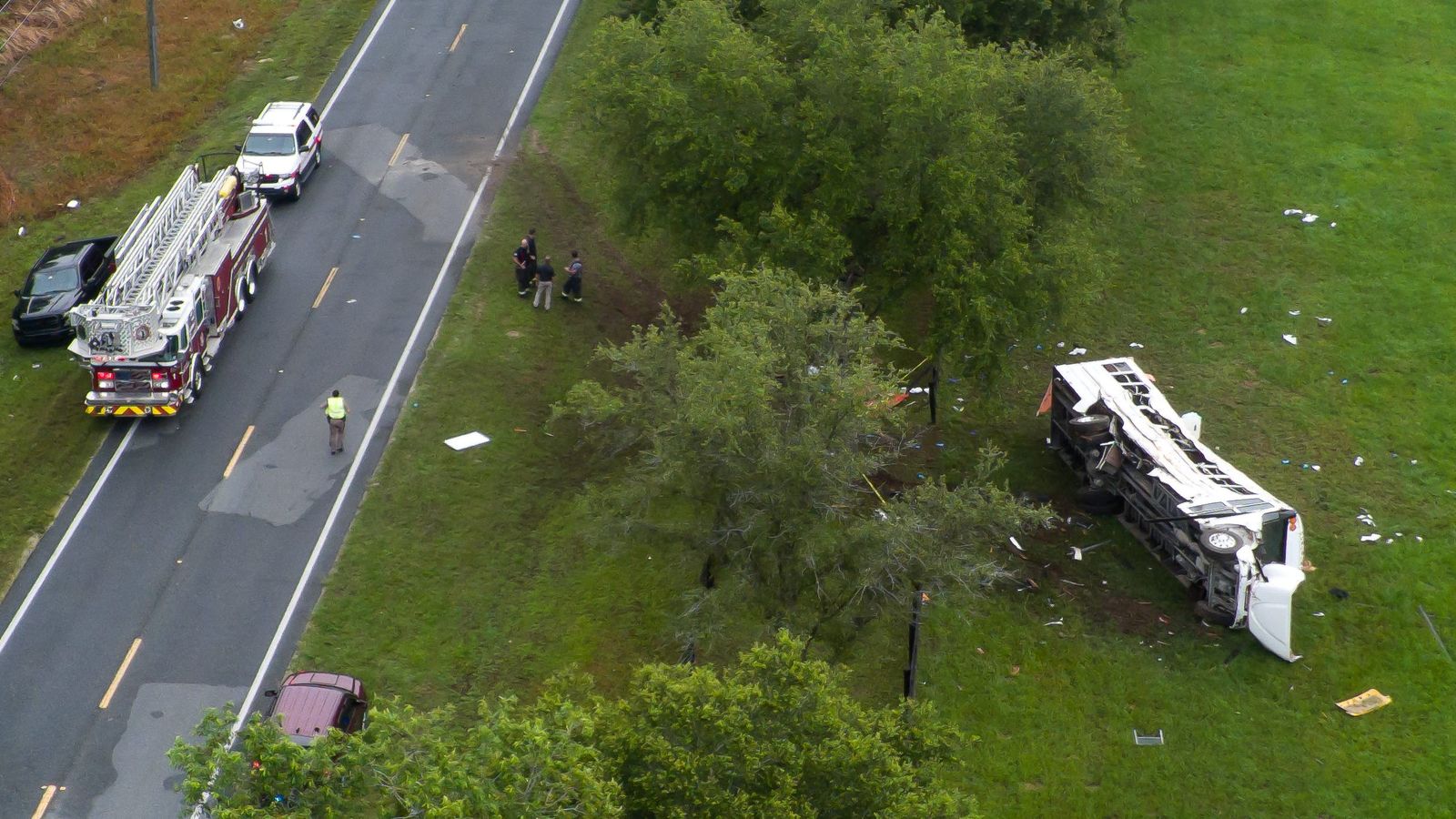フロリダ州でトラックが農場労働者のバスに衝突、8人死亡、40人負傷、運転手が逮捕 | フロリダ州米国のニュース