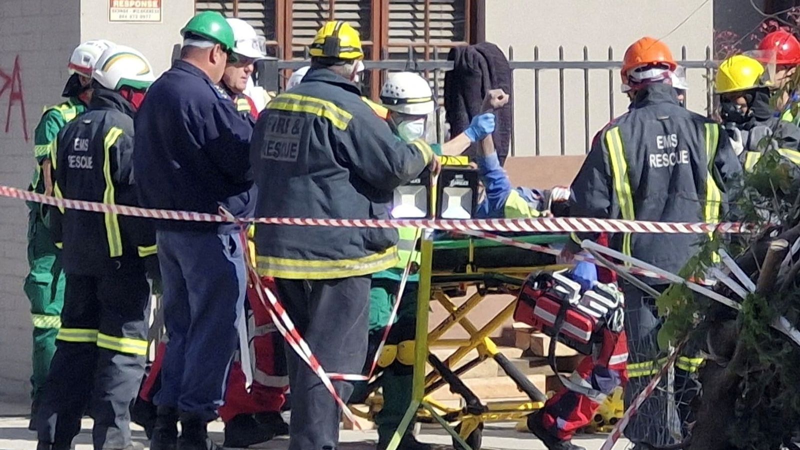 Южна Африка: Човек е спасен от срутена сграда в Джордж след пет дни